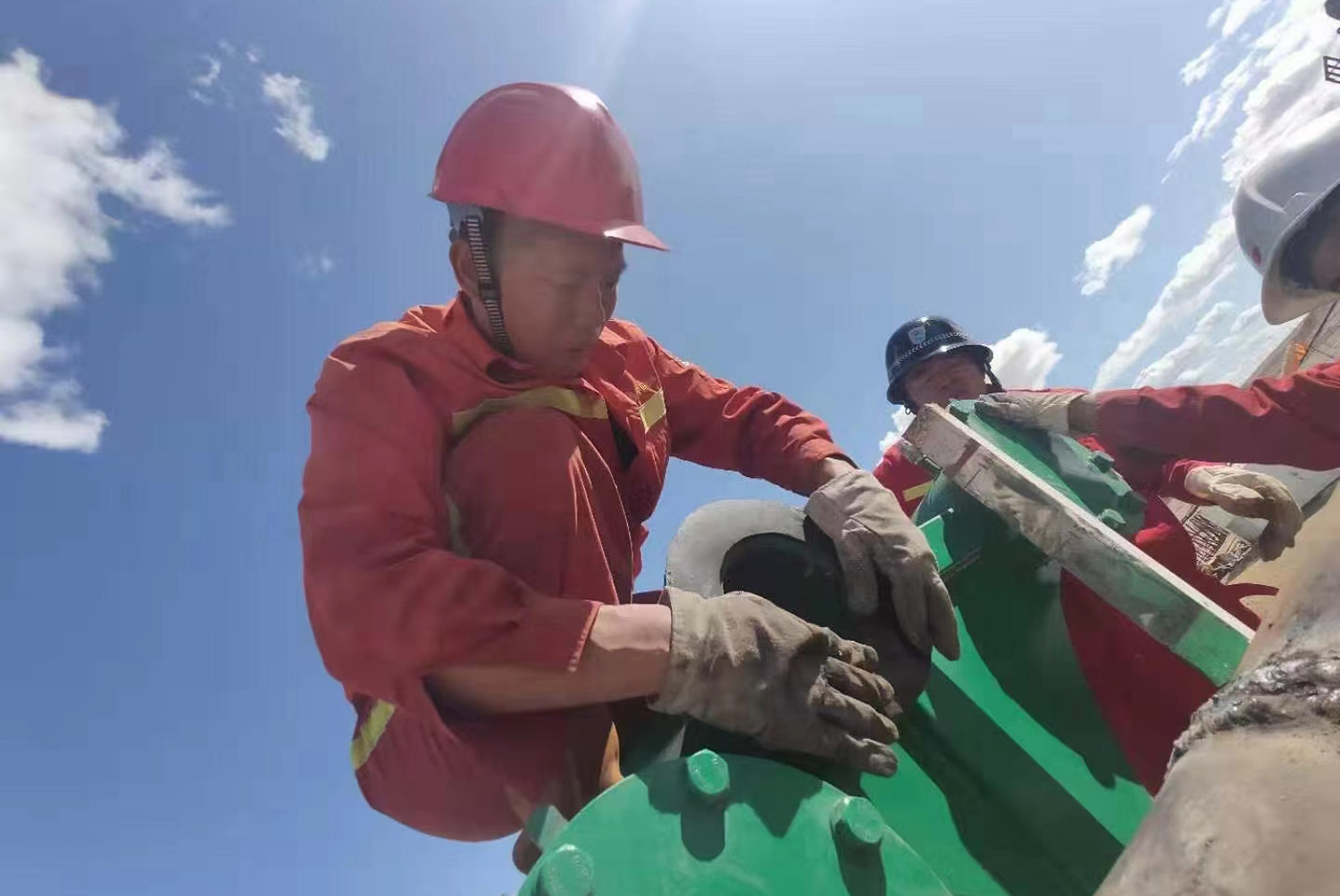 炎炎烈日下員工進(jìn)行設(shè)備維修