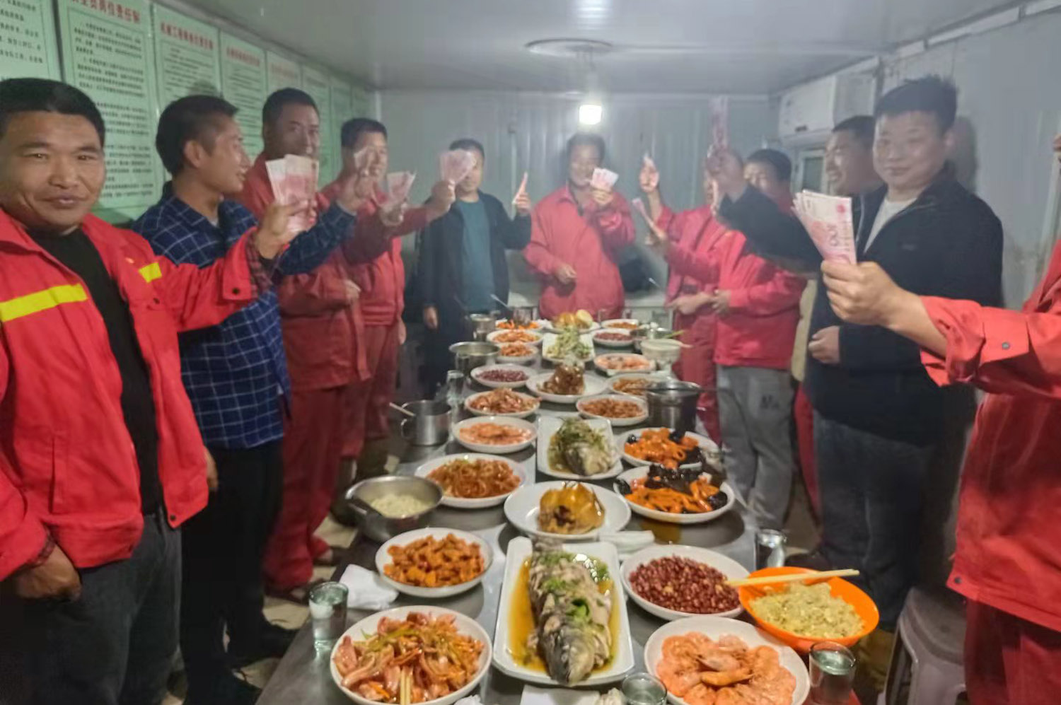 員工雙節(jié)聚餐享受收獲的喜悅