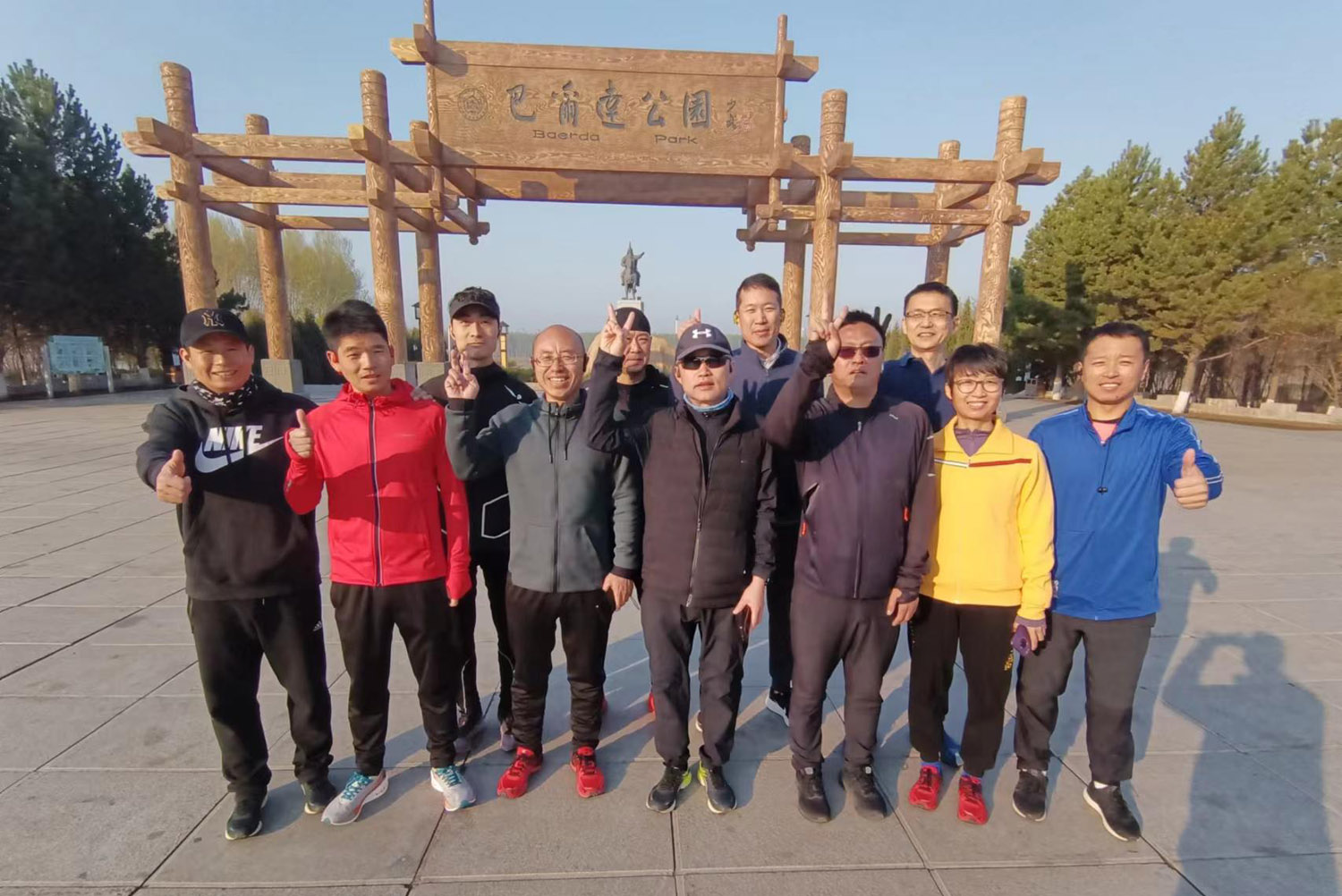 跑友完成“半馬”后合影留念