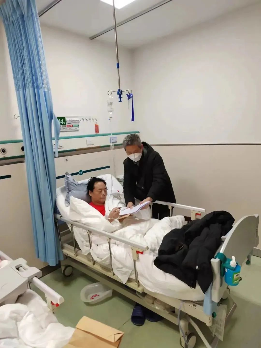 业务登记到病房 服务群众零距离