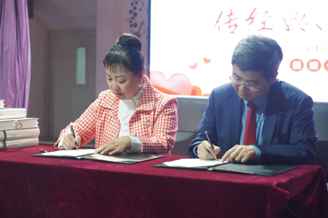 “传经典，连侨心”暨《习近平谈治国理政（第四卷）》英文版捐赠仪式在我校顺利举办