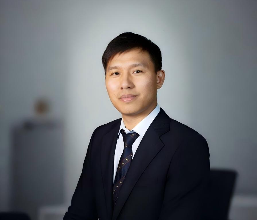 周熹 Edd
天津法拉古特学校联合创始人
天津市和平区侨联常委，南京大学和清华大学校友，美国罗切斯特理工学院硕士学位，归侨。留学归国前，在总部位于纽约的能源公司就职项目主管，在教育领域工作超12年。他同时担任天津国际汉语学院院长，也是Preplingo帕丁国汉语品牌的创始人。