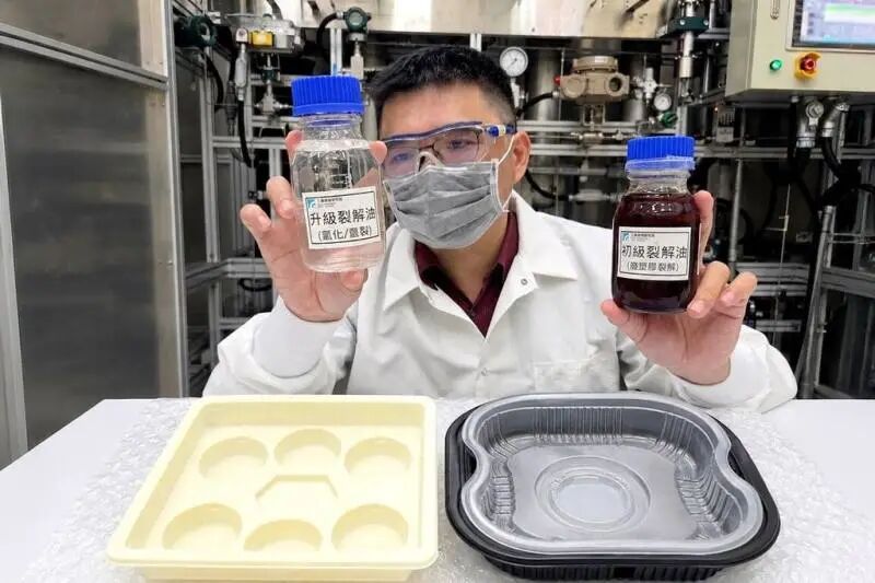 工研院26日宣布,與奇美實業等企業成立廢塑膠包材轉化循環輕油應用示範聯盟,推動將難以回收的廢塑膠包材轉化為循環輕油,導入石化產業鏈,再製為塑膠製品,實現資源循環再利用。(工研院提供)