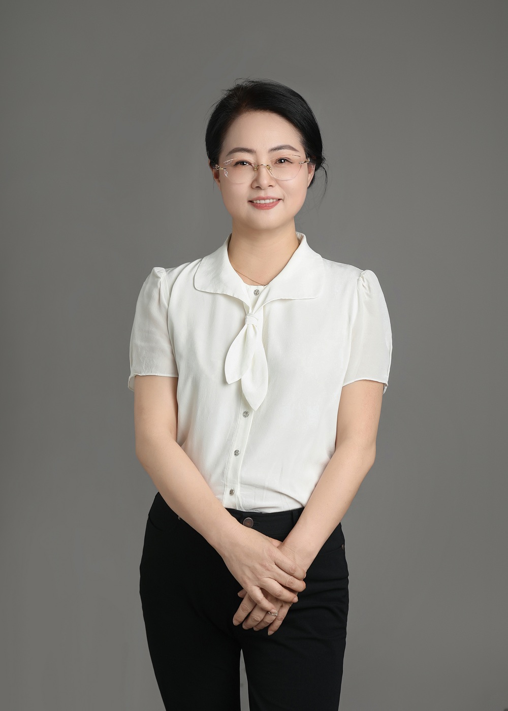 刘建玲,女,汉族,1972年1月出生,中共党员,法律本科,现任新疆先觉律师事务所主任、合伙人、市律师协会刑辩委员会副主任、
克拉玛依市第四届律师协会女律师委员会主任。
主要社会兼职情况:克拉玛依市法学会法律咨询专家、克拉玛依市白碱滩区(克拉玛依高新区)法学会法律咨询专家、克拉玛依市第一届法律援助专家质量评估团专家、克拉玛依市律师行业人民调解委员会人民调解员。获得荣誉:克拉玛依市2021年度优秀女律师