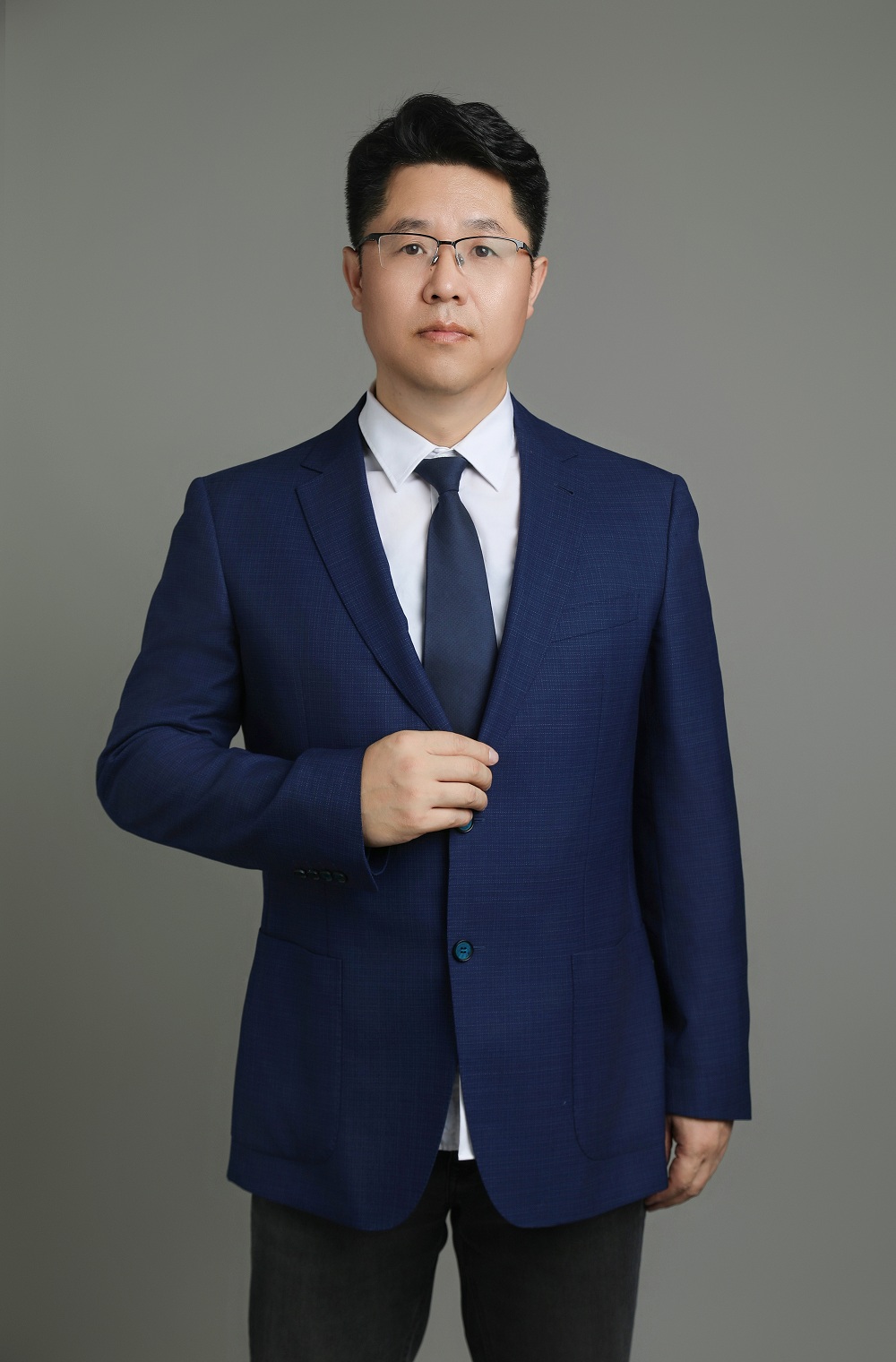 马生林,男,汉族,1977年2月19日出生,中国共产党员,法学本科,2017年辞职从事专职律师工作,现任新疆国雅律师事务所主任、合伙人。
获得荣誉:2021年,分别被克拉玛依市司法局、克拉玛依市律师协会评为优秀共产党员、法律援助案件质量评估团专家、优秀村居法律顾问;2022年被中共和布克赛尔县委政法委员会聘为首席法律咨询专家;被克拉玛依市乌尔禾区法学会聘为法律咨询专家团成员。