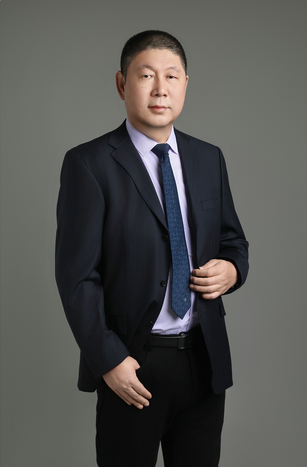 范锴，男，族别：汉族，1968年6月出生，政治面貌：党员，学历：本科。现新疆惠和律师事务所合伙人、专职律师。