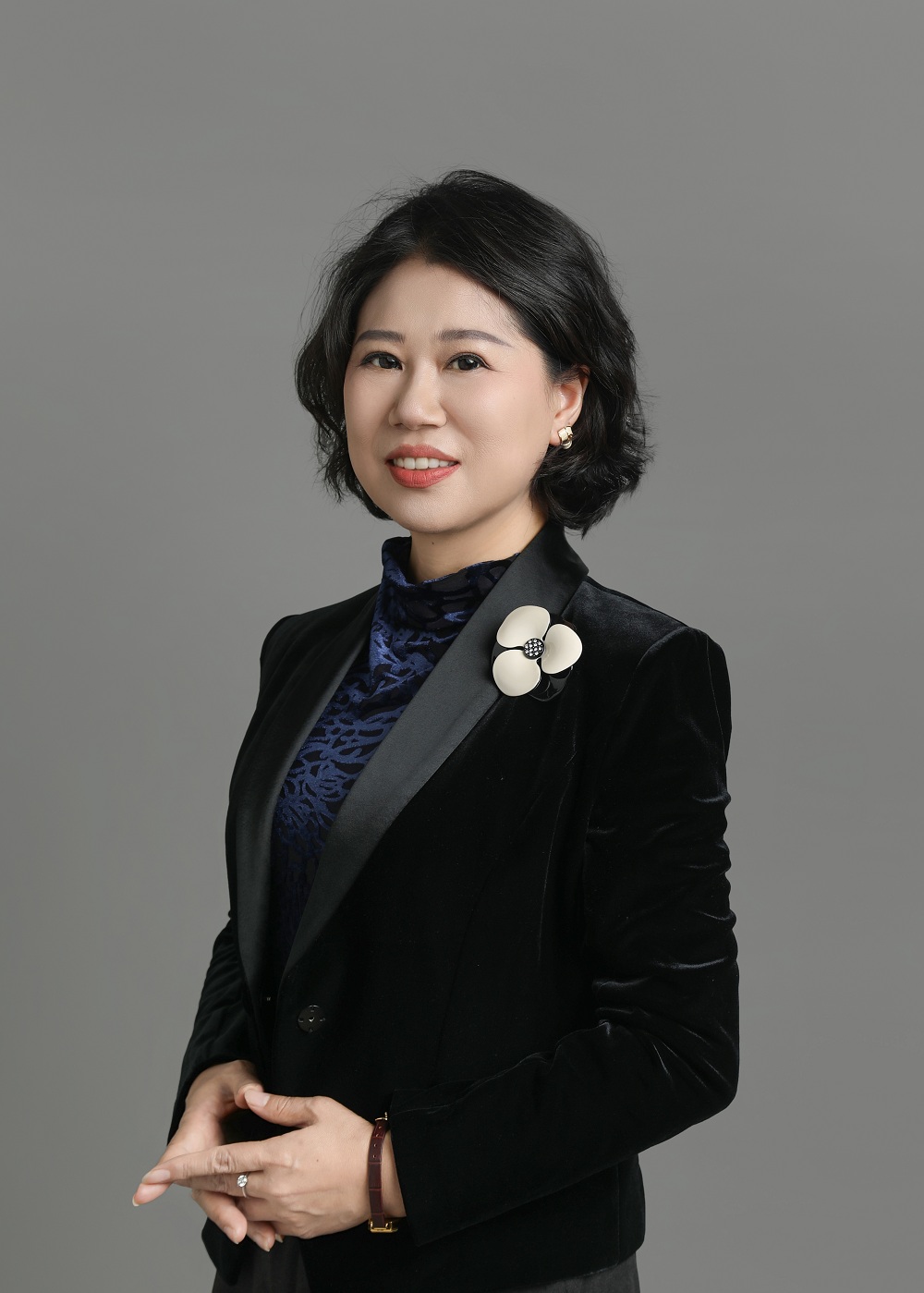 沈言，女，汉族，1973年5月4日出生，群众，本科学历，现任新疆国雅律师事务所专职律师。
社会兼职：克拉玛依区政府法律顾问团成员； 克拉玛依区法学会专家法律咨询委员会成员