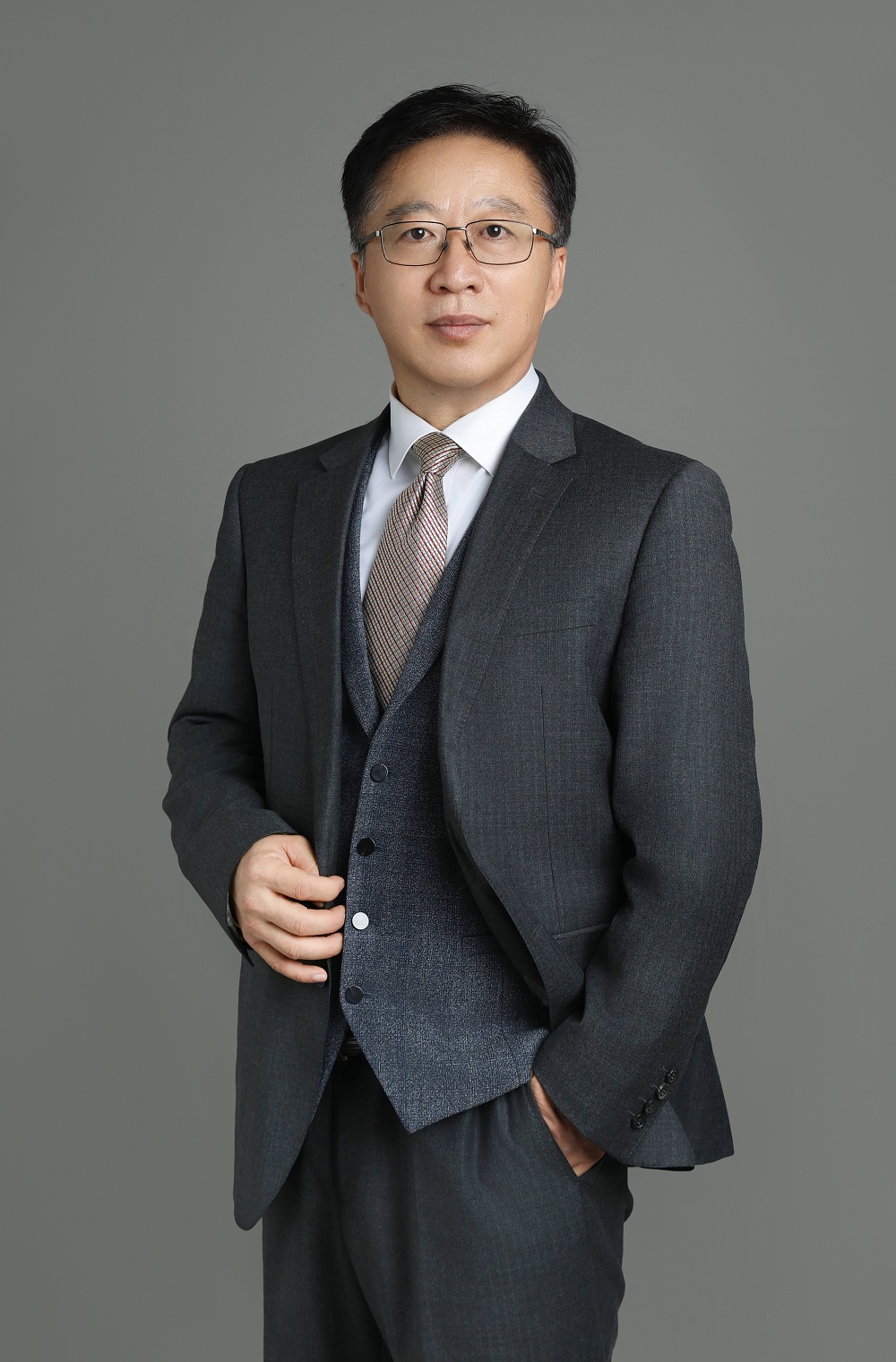 张文明，男，汉族，1969年2月出生，群众，大学本科学历。现任新疆炎黄律师事务所合伙人、执业律师。
&nbsp;