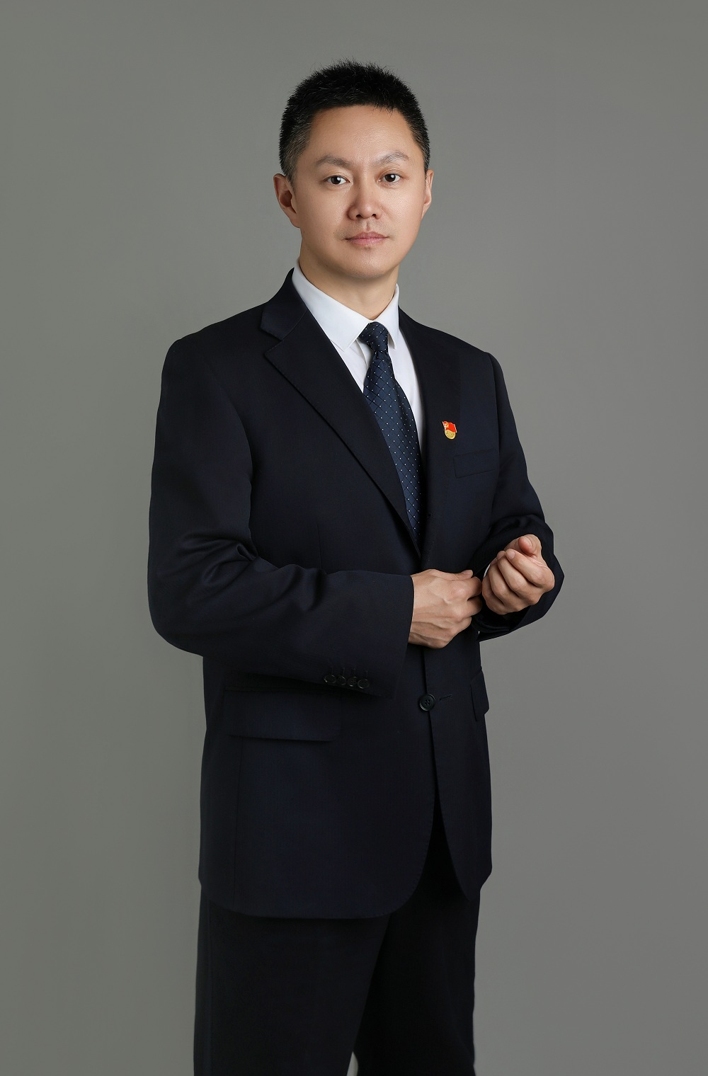 孙权,男,汉族,1974年9月出生,中共党员,2003年新疆大学法学本科毕业,高级经济师,现任中国石油新疆油田公司律师事务部公司律师,并兼任新疆油田公司企管法规处副处长,主管公司法律事务。
社会兼职:2021年起兼任全国石油石化企协第九届论文管理现代化创新论文评委
获得荣誉:2018年3月获评中国石油天然气集团有限公司法律工作先进个人。2021年4月获评中国石油天然气集团有限公司法治工作先进个人。2021年11月主笔的《浅析提升新时代油气田企业内部控制和风险管理的对策》(排名第一)获全国石油石化企业管理现代化创新优秀论文三等奖;主笔的《新疆油田分公司建立模拟法人治理结构初探》(排名第二)获全国石油石化企业管理现代化创新优秀论文二等奖。2022年10月主笔的《大型油气田建设法治央企为目标的普法管理实践》(排名第二)获自治区企业管理现代化创新成果二等奖。