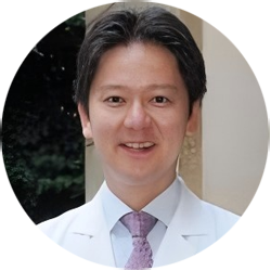 朝仓 启介
庆应义塾大学医学部呼吸外科教授庆应义塾大学医院呼吸外科诊疗科部长、院长助理
日本肺癌学会评议员
日本外科学会外科专科医师及指导医师
呼吸外科内窥镜学会支气管镜专科医师及指导医师
日本癌症治疗认证机构癌症治疗认证医师
日本呼吸外科学会评议员 · 国际委员会委员 ·综合诊疗委员会委员