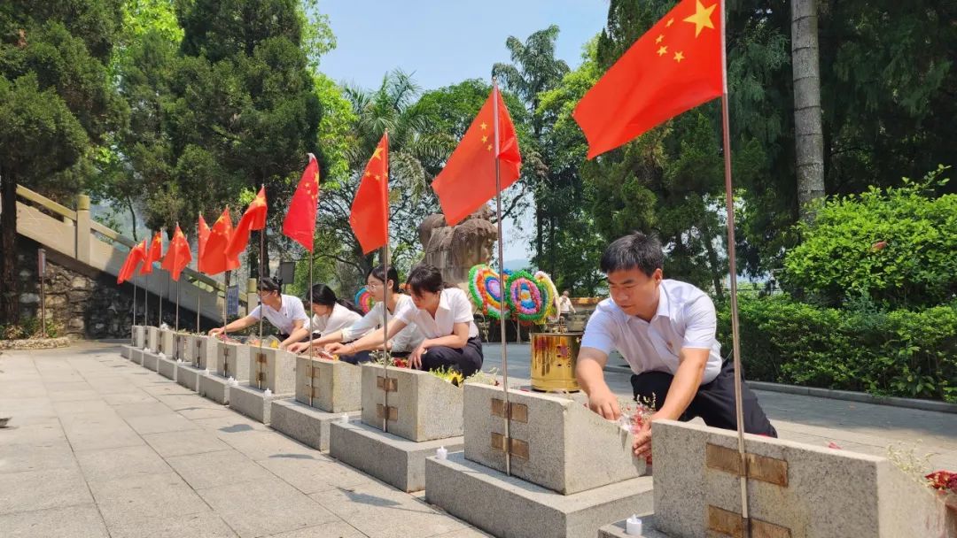 永远铭记!