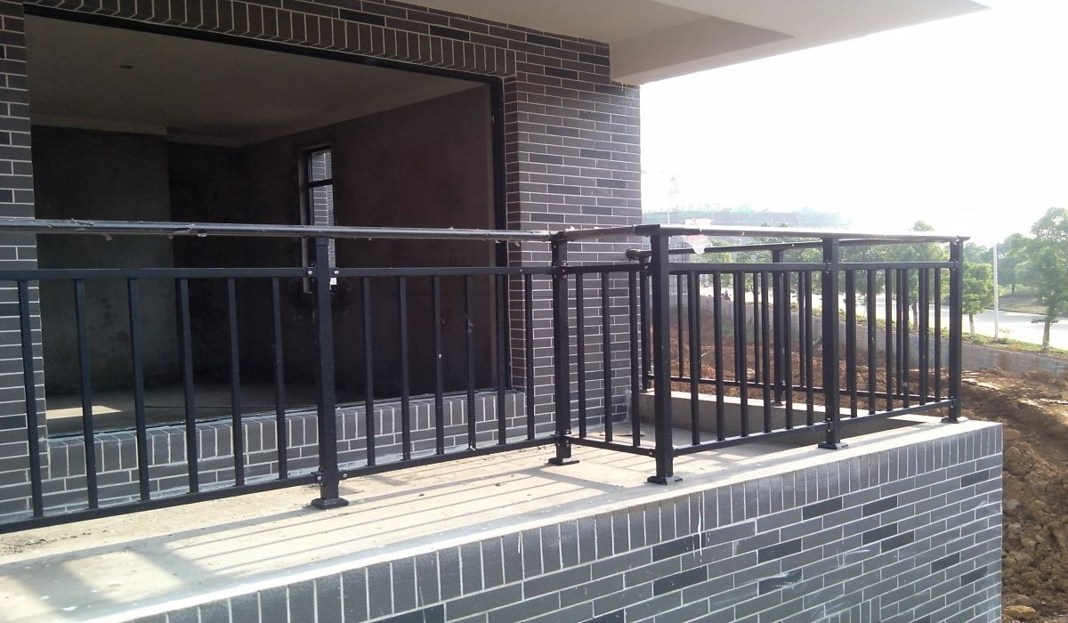 鹏城房地产阳台栏杆工程