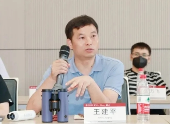 【中国教育在线】15年前浙财大一封担保书保他毕业 白手起家的他如今回馈母校 成立奖学金