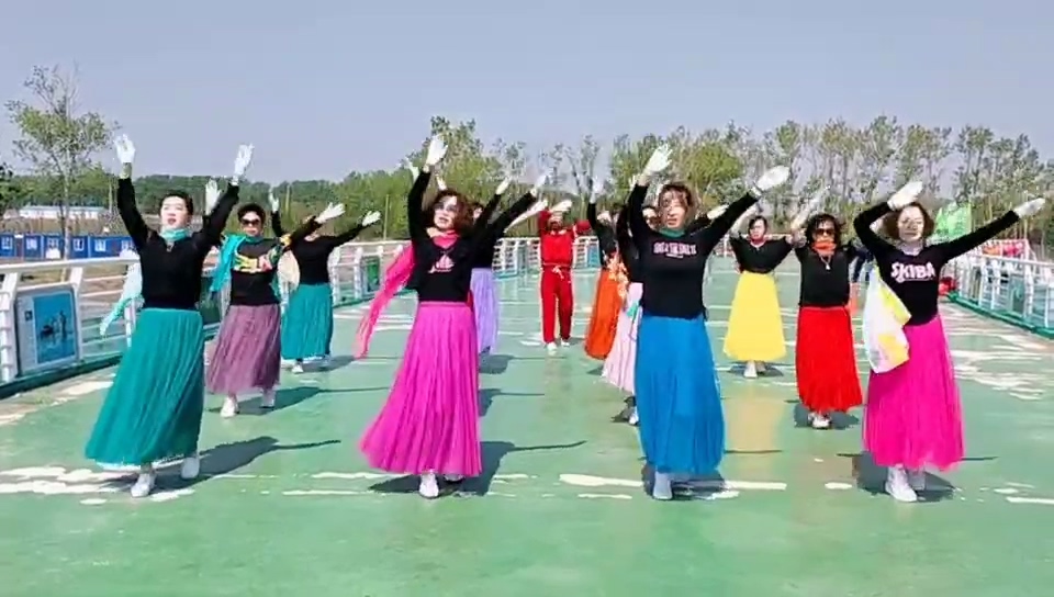 大庆文旅商会御湖湾广场舞《五星红旗迎风飘扬》祝福三八妇女节