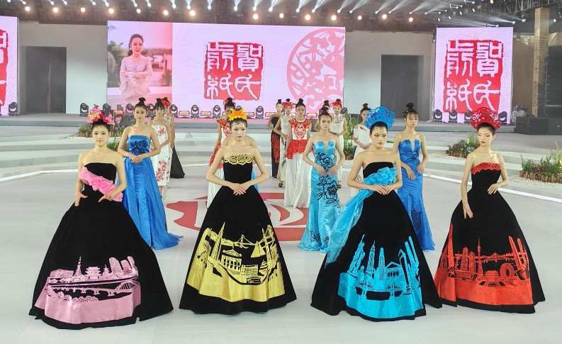 贺氏剪纸非遗大秀亮相文博会,传统与未来共舞