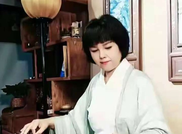 艺海推介:醉心宫廷画的女画师王新