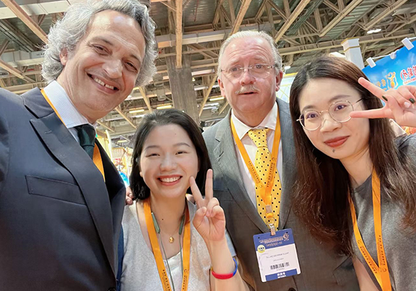 Comfortable and safe travel
A clean, well-equipped, annually inspected car with air conditioning and comfortable seats.
An experienced, non-smoking, helpful, service-minded driver will carry your luggage for you.
A reasonable car will be arranged so that you and your luggage have spacious and comfortable space.