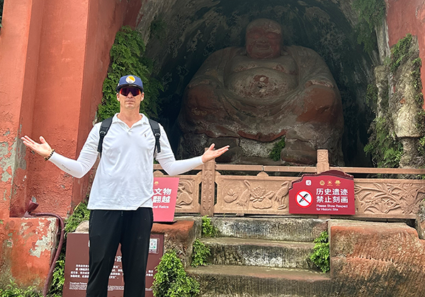 Engaging
Beyond the passive observer taking photos.
Absorb traditional culture through direct participation and hands-on learning.