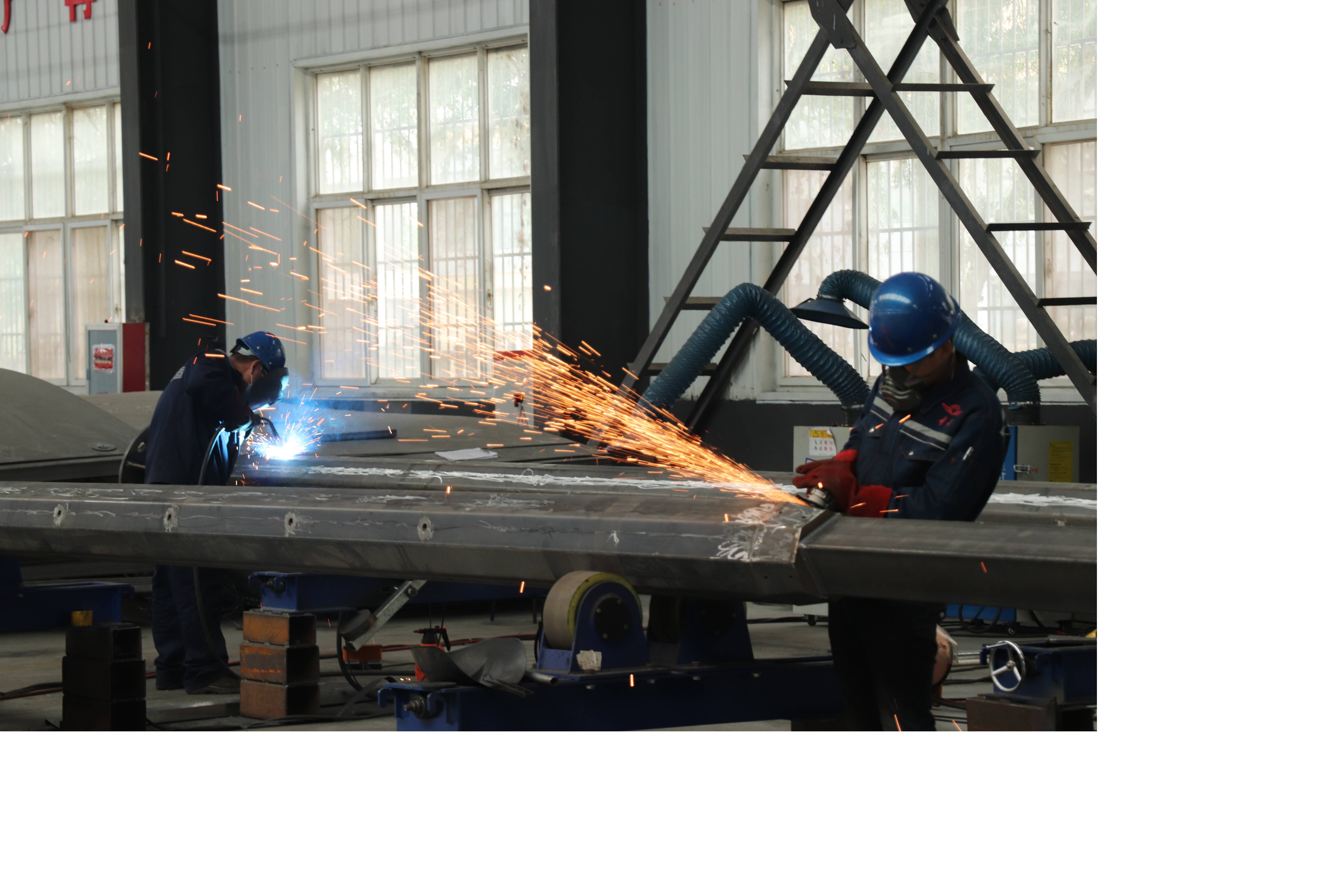 二保焊工
岗位职责：
1.持证上岗，根据图纸和工艺的要求对工件及材料进行切割或焊接工作，保质保量，按时完成加工任务；
2.节约原材料，合理套料；
3.正确使用设备、量具等；
4.根据操作规程，安全操作，做好现场6S管理工作。
任职资格：
1.熟悉各种设备的焊接材料及其相应的焊接要求，并使用熟练；
2.有2年焊接经验；
3.年龄25~45岁，中专学历