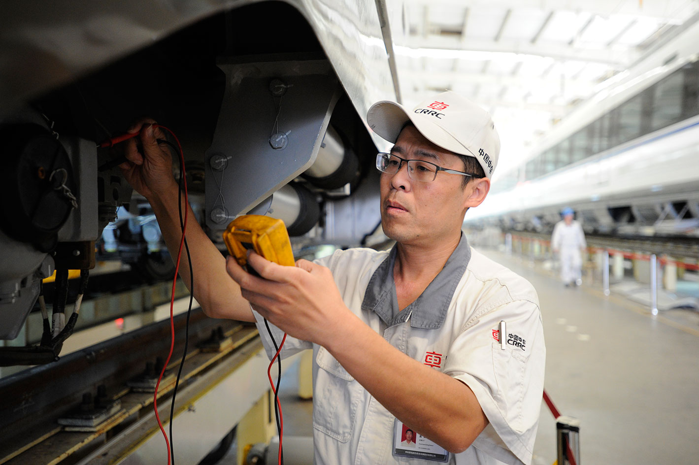 周勇
中车青岛四方机车车辆股份有限公司车辆电工高级技师
中车首席技能大师
泰山领军人才、高铁工匠、全国劳动模范、中华技能大奖和“国务院政府特殊津贴”获得者、全国技术能手、山东省首席技师