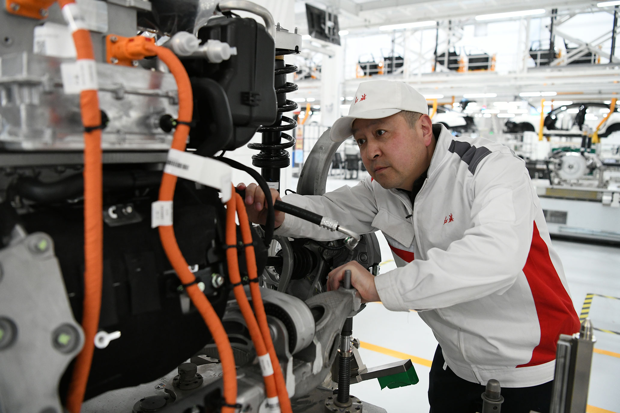 齐嵩宇
红旗工厂首席技能大师，一汽集团高级专家，设备维修高级技师
吉林省首席技师、全国劳动模范、全国技术能手、2011年国家科学技术进步二等奖、中华技能大奖和国务院政府特殊津贴获得者、中国发明创业特等奖、被誉为“中国当代发明家”。