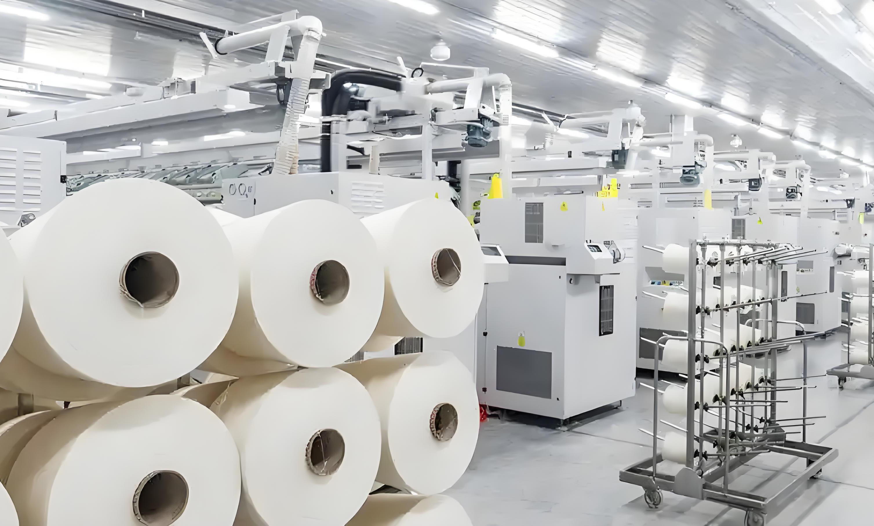 造纸行业
1. 制浆工段：控温蒸煮与洗涤​


蒸煮：换热器加热碱液等蒸煮液至 150-180℃，软化原料、分解木质素，保障制浆效率。​




洗涤：调节纸浆温度适配后续工艺，同时回收洗涤水热量。

​

2. 漂白工段：稳控反应温度​


需精准控制漂白液温度（如双氧水漂白需 70-90℃），确保漂白剂活性与纸浆白度；反应后可降温过渡至下一工序。​




部分工艺用换热器回收废水热量，预热新漂白液。​


3. 蒸发浓缩工段：回收黑液资源​


用换热器（多为列管式 / 板式）将蒸汽热量传递给黑液，使其浓度从 10%-15% 提至 60%-70%，回收化学品。​




二次蒸汽可预热未浓缩黑液，实现热量循环。​


4. 干燥工段：纸幅定型​


换热器将蒸汽 / 热油热量传递给空气，生成 120-180℃热风，将纸幅含水量降至 6%-8%。​




先进设备可回收尾气热量，预热新鲜空气。






换热器类型


适用工段


核心优势




列管式换热器


蒸发浓缩、制浆


耐高压、处理量大，适配粘稠介质




板式换热器


漂白、洗涤


换热效率高、体积小，易拆洗




螺旋板式换热器


干燥、预热


抗堵塞，适配含少量杂质介质





