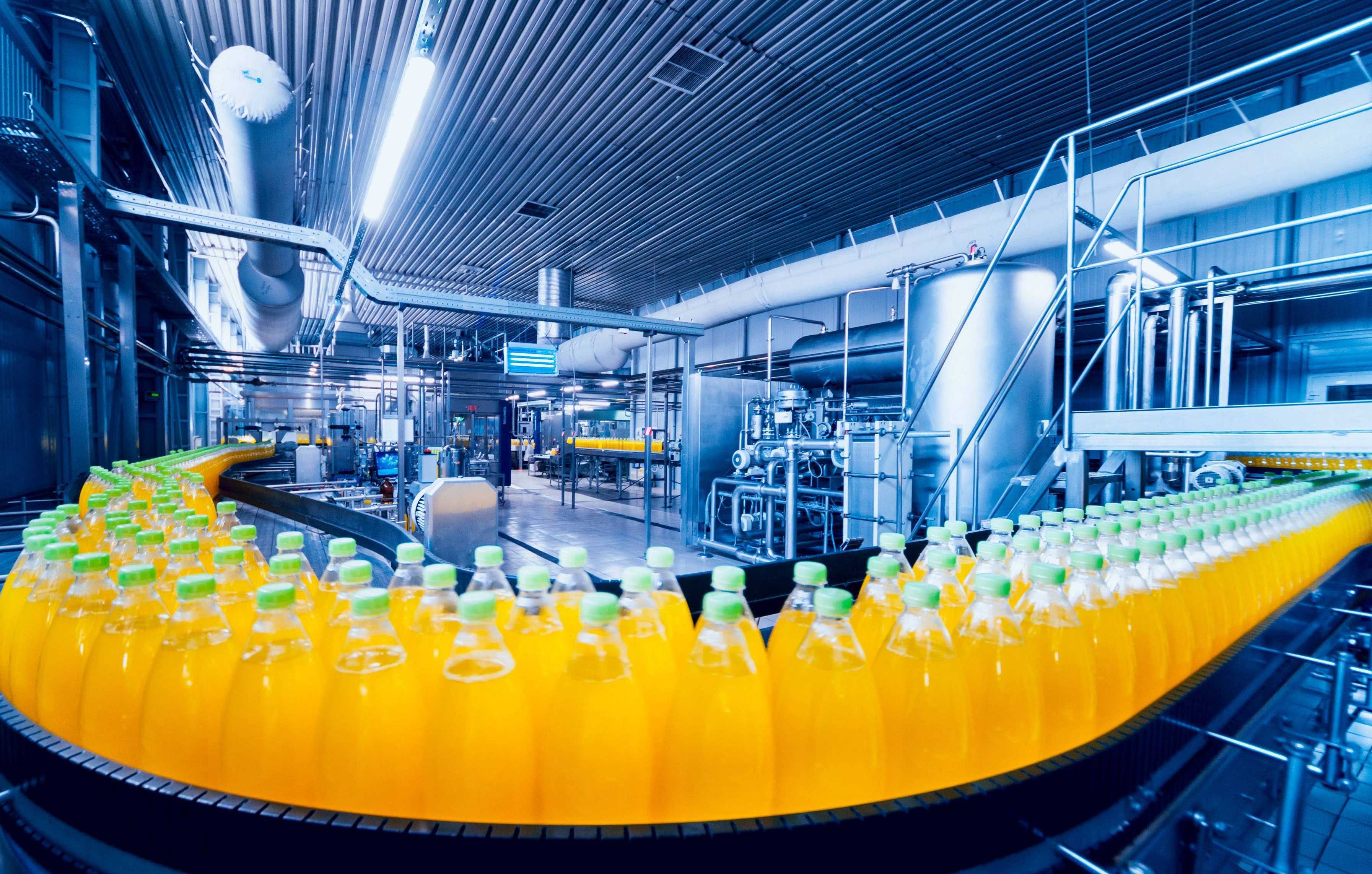 食品行业
一、原料预处理与杀菌工艺1. 巴氏杀菌与高温灭菌工艺环节:牛奶、果汁、饮料杀菌换热器类型:板式换热器(卫生级)应用场景:巴氏杀菌(70-85℃,数十秒)或超高温灭菌(135-150℃,数秒)。工艺环节:罐头食品杀菌(湿热灭菌)换热器类型:管式换热器(套管式或列管式)应用场景:通过蒸汽或热水加热罐头内食品(如肉类、蔬菜)至 121℃以上。二、.原料预热与冷却工艺环节:糖浆、酱料预热(调配前处理)换热器类型:刮板式换热器应用场景:加热高粘度物料(如巧克力酱、蜂蜜)或含颗粒物料(如果肉),防止物料在换热面结焦。换热器类型:螺旋板式换热器应用场景:将萃取后的果汁从 60℃冷却至 20℃以下,防止氧化变质。1. 真空浓缩(果汁、乳制品)工艺环节:蒸发器(多效蒸发系统)换热器类型:降膜式换热器或升膜式换热器应用场景:在真空条件下加热物料(如牛奶浓缩),降低沸点以保留营养成分。2. 酒精蒸馏(酒类生产)工艺环节:蒸馏塔再沸器与冷凝器换热器类型:列管式换热器(卫生级)应用场景:再沸器用蒸汽加热塔底液体产生蒸汽,冷凝器将馏出蒸汽冷却为液体(如白酒蒸馏)。特点:采用固定管板式结构,管程与壳程均为不锈钢材质,密封垫片为食品级橡胶(如 EPDM),防止酒精腐蚀和泄漏。三、发酵与温控工艺1. 发酵罐温度控制工艺环节:啤酒发酵、酸奶发酵换热器类型:夹套式换热器或螺旋管式换热器应用场景:通过夹套或罐内盘管通入冷却水 / 热水,维持发酵温度(如啤酒发酵 10-15℃)。工艺环节:淀粉糖化、蛋白质水解换热器类型:板式换热器(带保温层)应用场景:控制酶解温度(如淀粉酶解 60-70℃),确保酶活性。四、冷冻与结晶工艺1. 冰淇淋 / 雪糕冻结工艺环节:料液降温至 - 5℃以下换热器类型:刮板式换热器(带制冷介质)应用场景:将混合浆料(牛奶、糖、油脂)边搅拌边降温,防止冰晶粗大。2. 糖类结晶(如蔗糖、葡萄糖)工艺环节:浓缩液冷却结晶换热器类型:列管式换热器(带搅拌)应用场景:将糖浆从 60℃冷却至 20℃以下,促进糖分结晶析出。五、辅助系统与特殊场景1. 清洗与消毒(CIP 系统)工艺环节:设备在线清洗加热换热器类型:板式换热器应用场景:加热清洗液(如碱液、酸液)至 60-80℃,对管道、罐区进行消毒。2. 食用油精炼(脱臭、脱色)工艺环节:油脂加热与冷却换热器类型:螺旋板式换热器或管式换热器