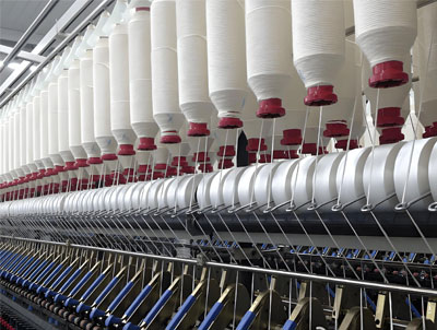 捷朗换热器纺织行业解决方案
1、染整与车间温控工艺：染色机加热/冷却染液、调节皂洗/水洗槽水温、加热印花糊料或冷却印花滚筒，以及车间恒温恒湿系统中调节循环水温所需换热器：板式换热器
2、能源回收与纺丝工艺：锅炉房回收蒸汽冷凝水、加热软水、冷却过热蒸汽或加热导热油，染整废水预处理回收余热，以及聚酯熔融纺丝时冷却纺丝液 / 加热原料熔体
所需换热器：管壳式换热器