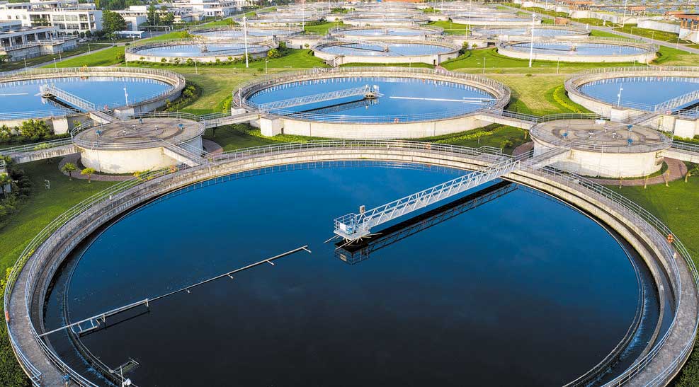 环保行业
1. 废水余热回收应用场景：印染、造纸、化工等行业高温废水排放前，回收热量预热新鲜水或工艺介质。板式换热器/螺旋板式换热器：2. 废水冷却与加热应用场景：调节废水温度以适应生化处理（如厌氧发酵需维持 35℃左右）或后续工艺要求。列管式换热器：二、废气处理与余热回收1. 烟气余热回收应用场景：燃煤锅炉、垃圾焚烧炉、工业窑炉等排放烟气的热量回收，用于加热空气、水或产生蒸汽。翅片管式换热器（空气预热器）/热管式换热器：2. 废气净化温控应用场景：VOCs（挥发性有机物）催化燃烧（RCO）、活性炭吸附脱附等工艺中，调节废气温度至反应所需条件。板式换热器（耐高温型）/套管式换热器