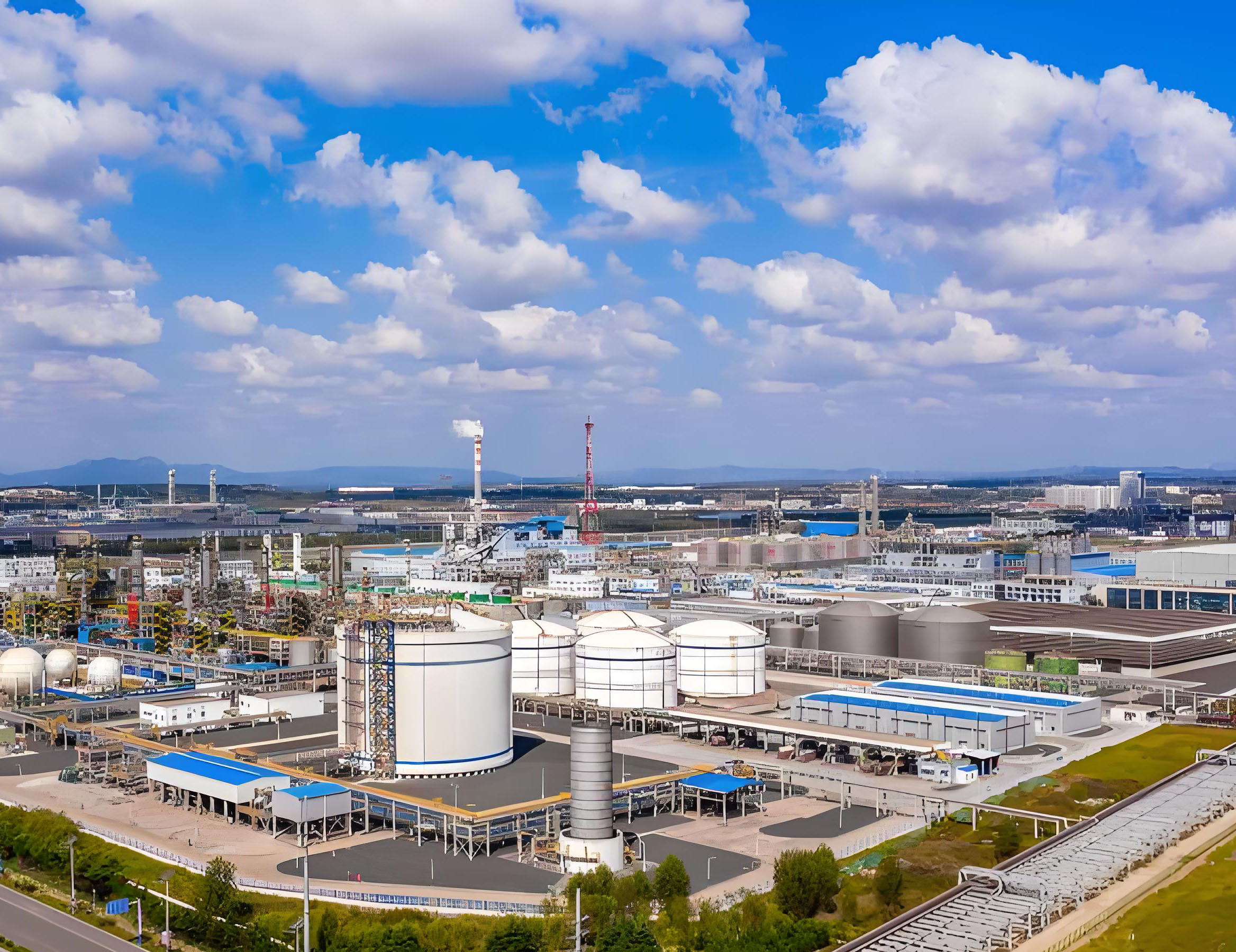 化工行业
1. 列管式换热器(管壳式换热器)应用场景:石油炼制(常减压蒸馏、催化裂化的换热网络);煤化工(合成氨变换炉冷却、甲醇合成塔换热);强腐蚀性介质(如硫酸、盐酸溶液的加热 / 冷却);高压工况(如加氢反应、聚合反应的温度控制)。2. 板式换热器应用场景:精细化工(染料、农药合成中的低温换热);气体冷却(如压缩空气降温、沼气提纯预处理);溶剂回收(乙醇、丙酮等低沸点介质的冷凝);余热回收系统(如高温烟气的热量回收)。3. 套管式换热器应用场景:小流量、高纯度物料(如催化剂溶液加热);实验室或中试装置的精密控温;高温高压小温差换热(如高压聚乙烯反应中的物料预热);强腐蚀性介质的隔离换热(内外管材质可分别选用哈氏合金和碳钢)。4. 板壳式换热器应用场景:高压、高粘度介质(如加氢裂化中的循环油换热);需要兼顾高效传热和耐压的场景(如天然气液化预处理);含微量颗粒的流体(板片通道设计为梯形,减少堵塞)。5. 翅片管式换热器(空气冷却器)应用场景:缺乏冷却水的场合(如沙漠地区的化工装置);气体直接冷却(如乙烯装置中的丙烯压缩机出口气冷却);余热回收(如加热炉烟气加热助燃空气)。