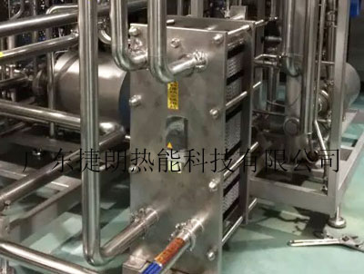 泳池案例
项目背景某大型温泉度假村,拥有多个室内外泳池和温泉泡池。原使用传统换热器,存在水温波动大(温差超 3℃)、水质易污染、能耗高等问题,游客投诉率高,年能源费用超 80万元。选型方案在泳池水循环系统中全面更换为板式换热器:水温调节:安装智能控制的板式换热器,实时监测并调节温泉水与泳池水换热,确保水温稳定在27℃左右。水质保障:采用食品级不锈钢材质板式换热器,并配备CIP清洗系统,定期自动清洗设备。余热回收:利用板式换热器回收温泉水余热,用于预热泳池补充水,减少外部能源消耗。应用效果游客体验提升:水温稳定后,游客投诉率下降70%,满意度显著提高。节能效果显著:年能源费用降低45%,节省约36万元。水质安全达标:配合清洗系统,水质检测合格率从85%提升至98%,符合卫生标准。维护成本降低:设备维护周期从每月1次延长至每季度1次,年维护成本减少20万元。