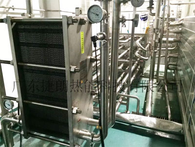 饮料行业成功案例
企业背景:饮料企业,主要生产果汁饮料、茶饮料和功能性饮料,年产能5万吨。随着市场竞争加剧,企业面临生产效率低、产品质量不稳定、成本高等问题,需对生产设备进行升级改造。选型方案:企业在生产线多个关键环节选用板式换热器:物料预热环节:采用板式换热器对果汁、茶浓缩液进行预热,快速提升至杀菌温度,为后续工艺争取时间。杀菌冷却环节:利用板式换热器实现高温瞬时杀菌(HTST)后快速冷却,保证饮料营养成分与口感。调配冷却环节:对调配后的饮料进行精确温度控制,确保产品质量稳定。应用效果生产效率:整体生产周期缩短40%,年产能提升至8万吨,满足市场增长需求。产品质量:因温度控制精准,产品口感、色泽一致性提高,客户投诉率下降70%。成本控制:年节省能源成本60万元,维护成本降低30万元,显著提升企业经济效益。