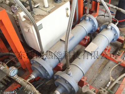 空调制冷案例
项目背景某大型商业综合体,总建筑面积30万平方米,包含购物中心、写字楼和酒店。原使用的小型换热器无法满足集中空调系统的大流量换热需求,且在水质较差的情况下,设备结垢严重,制冷效率下降30%,频繁维修影响正常运营。选型方案在商业综合体的中央空调冷水机组和冷却水系统中,采用大型不锈钢管壳式换热器:冷水机组应用:将管壳式换热器作为蒸发器和冷凝器,优化管程和壳程设计,确保制冷剂与冷冻水高效换热,满足建筑内不同区域的制冷需求。冷却水系统:选用耐腐蚀的不锈钢材质管壳式换热器,增大管径和折流板间距,减少水垢沉积,保障冷却水与外部空气的热量交换效率。应用效果换热效率显著提升:制冷系统整体效率提高40%,商业综合体内温度控制更加稳定,顾客满意度大幅提升。维护成本降低:设备结垢问题得到缓解,维修周期从每月一次延长至每年两次,年节省维护费用约50万元。系统稳定性增强:管壳式换热器良好的密封性和可靠性,避免了制冷剂泄漏风险,保障了系统安全运行,降低潜在安全事故损失。