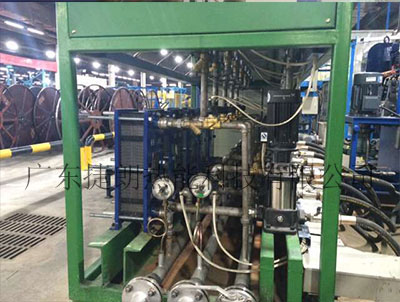 酒厂案例
项目背景某中型酒厂,主要生产白酒和果酒。在生产过程中,因传统换热器无法满足温度控制和清洁要求,导致酒品质量不稳定,能源消耗过高,且车间空间因设备庞大显得拥挤,限制了产能提升,亟需优化换热设备。选型方案在酒厂的发酵、蒸馏、冷却等多个关键生产环节引入板式换热器:发酵环节:使用板式换热器控制发酵温度,确保微生物在适宜环境下生长,提升酒品风味。蒸馏环节:利用板式换热器快速加热酒醅,提高蒸馏效率,同时高效冷却蒸馏出的酒蒸汽,保证酒液品质。冷却环节:在白酒勾调、果酒灌装前,通过板式换热器将酒液冷却至合适温度,便于后续工序进行。应用效果酒品质量提升:酒品风味更加稳定,口感得到改善,产品合格率从 85% 提升至 96%,客户满意度大幅提高。节能显著:能源消耗降低 32%,每年节省能源费用约 80 万元。清洁成本降低:设备清洁时间缩短 70%,每年节省清洁成本约 20 万元。空间优化:设备安装空间减少 60%,车间布局更加合理,为生产线的扩展提供了空间,产能提升了 25%。