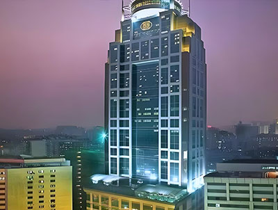 酒店行业解决方案


1. 空调与通风系统换热器

壳管式：用于中央空调冷水/热泵机组，提供酒店整体冷/热源，适配大流量。
板式：用于中央空调末端或分区系统，体积小、换热快，方便调节区域温度。
风机盘管：客房内末端设备，可独立调节温度，直接输送冷/热风。

2. 生活热水系统换热器

容积式：适配客房、员工浴室等大用量场景，边换热边储水，保障用水稳定。
板式：用于餐厅后厨、健身房等，换热快、易清洗，无需大量储水。
半容积式：兼顾储水与快补热，适合宴会厅卫生间等中等用量区域。

3. 厨房/洗衣房专用换热器

余热回收型：装在排烟/烘干机排气端，回收热量预热冷水，降低能耗。
油冷却器（壳管式/板式）：给烹饪设备、干洗机液压系统降温，避免设备过热故障。


