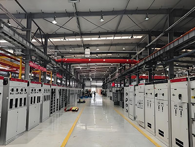 电器行业
电器制造行业电机绕组浸漆固化、变压器油冷却、新能源电池生产、家电部件注塑四大核心工艺需用换热器，核心作用是精准控温、散热护件，保障产品性能与生产效率。
​
1. 电机绕组浸漆固化：保障绝缘性能​


加热固化：换热器加热热风至120-180℃，吹向浸漆后的电机绕组，加速漆料固化，形成绝缘层，防止绕组短路
冷却定型：固化后需降温至常温，换热器可快速冷却热风，避免高温损伤绕组材质。​


2. 变压器油冷却：稳定设备运行​


散热降温：变压器运行时油液升温，换热器（多为管壳式）将热油热量传递给冷却水/空气，使油温控制在 40-65℃，避免绝缘油老化。​




大型变压器中，还会用板式换热器提升换热效率，适配高散热需求。​


3. 新能源电池生产：控制制程温度​


极片干燥：换热器加热干燥空气至80-120℃，去除极片涂层中的水分，确保电池能量密度；干燥后尾气热量可通过换热器回收，降低能耗。​




电芯封装后冷却：封装后的电芯温度较高，换热器快速降温至室温，防止电芯内部化学反应异常。​


4. 家电部件注塑：调节模具温度​


模具加热：换热器将导热油加热至150-220℃，通入注塑模具，使模具达到适宜注塑温度，保障塑料部件成型质量。​




模具冷却：部件成型后，换热器切换为冷却模式，将模具温度降至50-80℃，便于部件脱模，提高生产节拍。


 