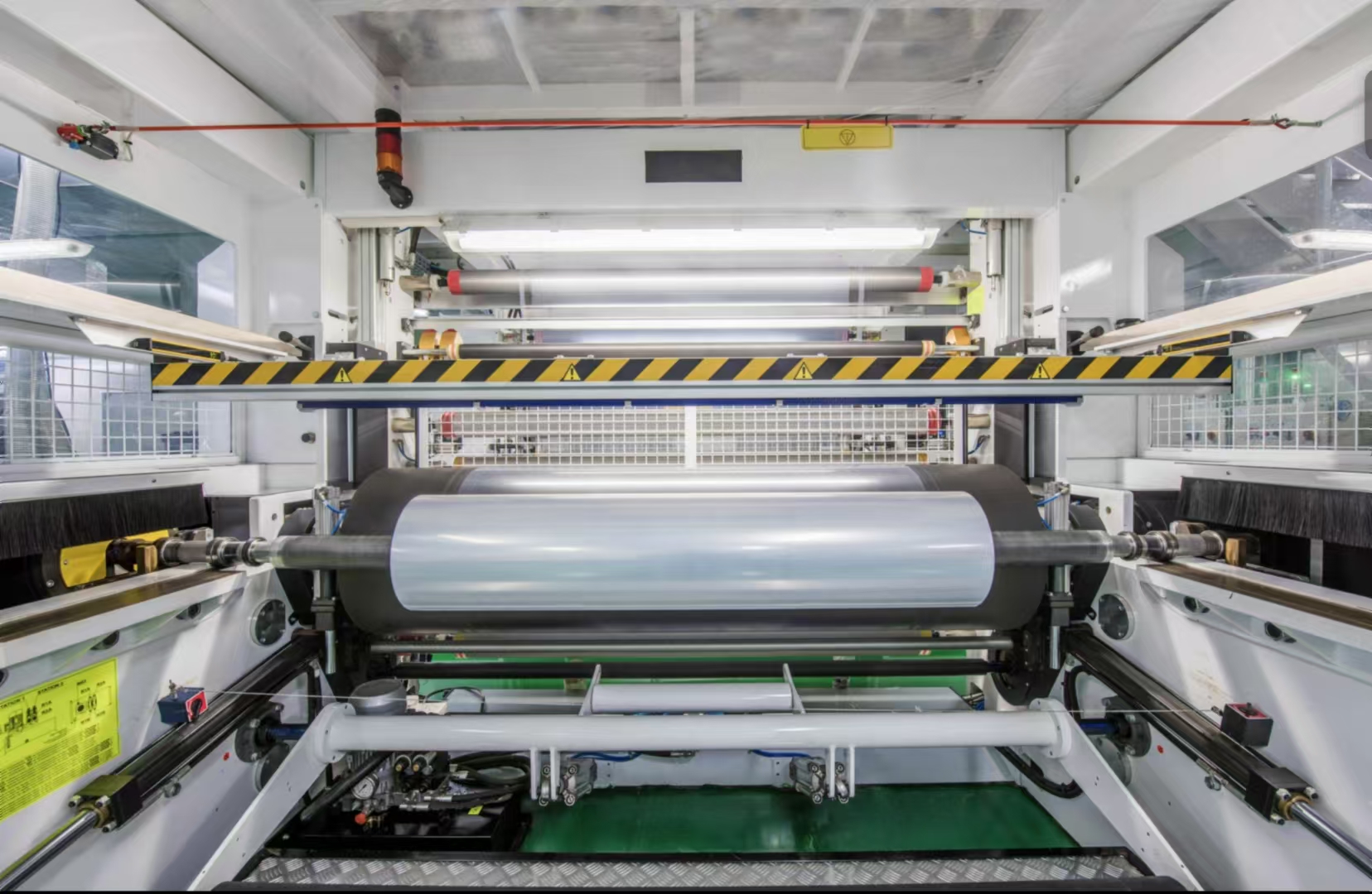 我们的应用领域
软包装粘合剂行业
软包装粘合剂在多个领域有着广泛的应用,主要包括以下几个方面:1. 食品包装:软包装粘合剂被广泛应用于食品行业,包括干燥食品、生鲜食品、果汁立式袋、糖果和冰淇淋包装等。这些粘合剂通常需要满足食品安全标准,如FDA规定,以确保不会对食品造成污染 。2. 医药包装:医药行业对软包装的需求不断增长,粘合剂在此领域的应用包括但不限于药品包装、医疗用品包装等。这要求粘合剂具有高阻隔性、耐高温灭菌等特性 。3. 工业包装:软包装粘合剂也用于工业领域,如洗涤剂、肥皂等产品的包装。这些包装需要粘合剂具有良好的耐化学性和机械强度 。4. 技术复合:在技术领域,软包装粘合剂可用于光伏背板、电气绝缘等应用,这些应用通常要求粘合剂具有特定的电气或物理性能 。5. 化妆品包装:化妆品行业也使用软包装粘合剂,用于确保产品的密封性和保护性,同时提供吸引人的包装外观 。6. 环保和可持续性:随着环保意识的提高,市场趋向于使用更环保的粘合剂,如水性粘合剂和无溶剂粘合剂,以减少对环境的影响 。7. 功能性涂层和底涂剂:除了粘合剂,软包装还使用功能性涂层和底涂剂来提高包装的性能和外观,例如提高印刷材料的保护和视觉吸引力 。8. 技术发展:随着技术的进步,软包装粘合剂行业正朝着更高效、更环保的方向发展,例如通过使用数字油墨制造商认可的粘合剂,以及开发新的粘合剂配方来满足特定的应用需求 。9. 市场前景:全球软包装层压粘合剂市场预计将持续增长,受到对可持续性和可回收解决方案需求的推动,预计未来几年市场将以GDP+的速度增长 。10. 行业并购:行业内的并购活动,如阿科玛收购陶氏公司的软包装复合粘合剂业务,显示了该行业的发展和整合趋势 。综上所述,软包装粘合剂的应用范围广泛,并且随着市场需求和技术进步,该行业正不断发展和创新,以满足不同领域的特定需求。