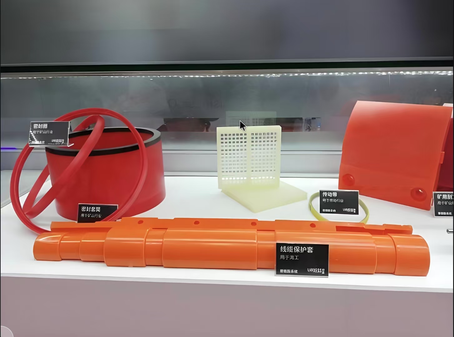 我们的应用领域
CPU弹性体行业
浇注型聚氨酯弹性体(CPU)是一种介于橡胶与塑料之间的高分子材料,以其卓越的耐磨性、较高的机械强度、优良的耐油和耐化学品性能,以及良好的低温柔软性等特性,在多个领域有着广泛的应用。以下是CPU的一些主要应用领域:1. 国防工业:用于各种大炮的气密垫、装甲车的防弹板、导弹头保护罩等。2. 轻纺工业:包括纺丝胶辊、印染印刷胶辊、粮食加工胶辊、化纤切粒胶辊、纤维拉丝胶辊、纺织增速轮、人造革等。3. 交通和铁道领域:用于汽车制件如保险杠、方向盘和仪表盘等;实心轮胎、码头护舷、客车车辆的防寒垫、机车油箱的油圈、挡板和机车套及火车枕木下的减震垫等。4. 机械工业:作为各种耐油、耐磨、减震的密封件,以及工程机械上的关键结构材料,还有传动带、耐磨衬里、钢管矫直机槽衬与托辊、轧钢胶辊等。5. 体育领域:用于聚氨酯跑道、体操训练场地、滑雪靴滑轮、溜冰鞋滑轮等。6. 矿山工业:用于矿用筛板和筛网、选矿设备衬里、球磨机衬里、提升机磨擦衬块等,以提高使用寿命和降低成本。7. 自愈合材料领域:最新研究进展表明,CPU可以用于开发具有自愈合性能的弹性体,这些材料在损伤后能够自行恢复其原有的结构和功能,应用于汽车涂层、可穿戴电子、软体机器人、生物医学等领域。CPU的这些应用展示了其作为一种多功能材料在现代工业中的重要作用和潜力。