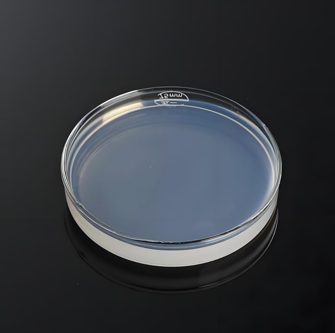 我们的应用领域
水性PUD行业
水性聚氨酯分散乳液(PUD)是一种环境友好型的低VOC(挥发性有机化合物)材料,广泛应用于多个领域,主要包括:1. 涂料和涂层:水性PUD用于室内外墙面、木器、金属、塑料等材料的涂装,具有良好的耐候性、耐磨性和耐化学品性能 。2. 胶粘剂:在纺织品、皮革、木材等行业中作为胶粘剂使用,具有良好的粘接强度和柔韧性 。3. 汽车行业:用于汽车内饰、密封条涂层等,提供耐磨性和附着力 。4. 纤维和纺织业:作为纤维加工用树脂,用于无纺布粘合剂、植毛加工用粘合剂等 。5. 纸张加工:增加纸张的粘合功能,提供硬度、强度、阻隔性等 。6. 压敏胶粘剂:用于制造胶带、不干胶标签等,适用于办公用品、建筑、家具、车辆等领域 。7. PU皮革:用于汽车内饰、家具、鞋和服装的聚氨酯皮革制造 。8. 玻璃纤维集束剂:用于玻璃纤维的集束和涂层处理 。9. 薄膜底涂加工:用于薄膜的底涂加工,提供良好的粘附性和保护效果 。水性PUD的应用领域因其优异的物理性能和环保特性而不断扩大,它们在提供高性能的同时,也满足了现代工业对环境友好型材料的需求。