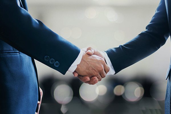 背景指的是新闻发生的社会环境和自然环境，背景和结语有时可以暗含在主体中