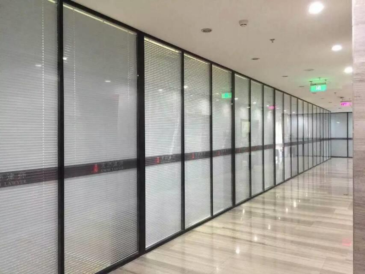 8灰色双玻璃百叶隔断成品隔断