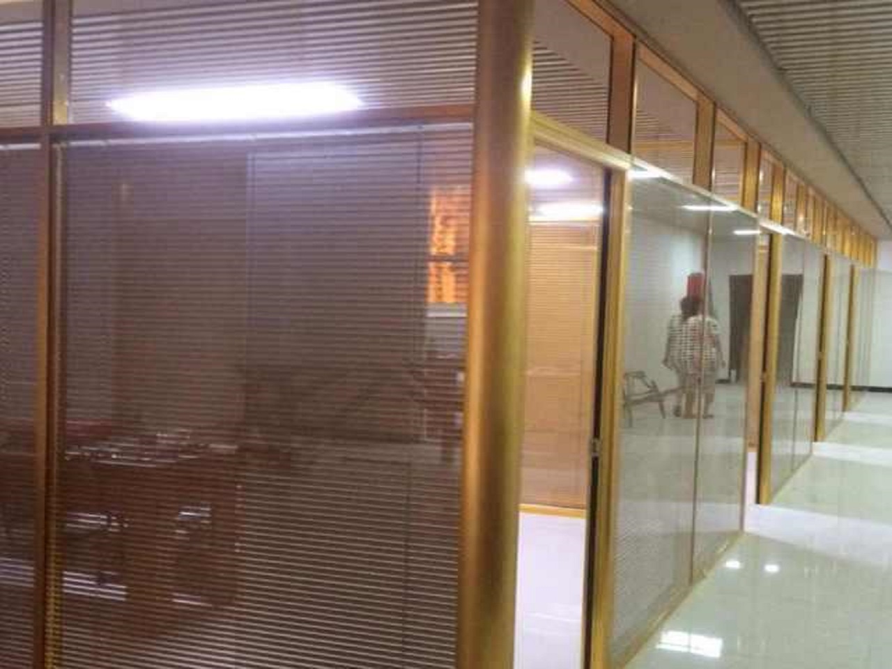 7金色双玻璃百叶隔断