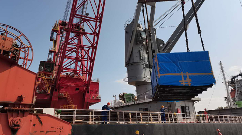 Chuji Logistics holt das Schiff ab und transportiert die sperrigen Gegenstände