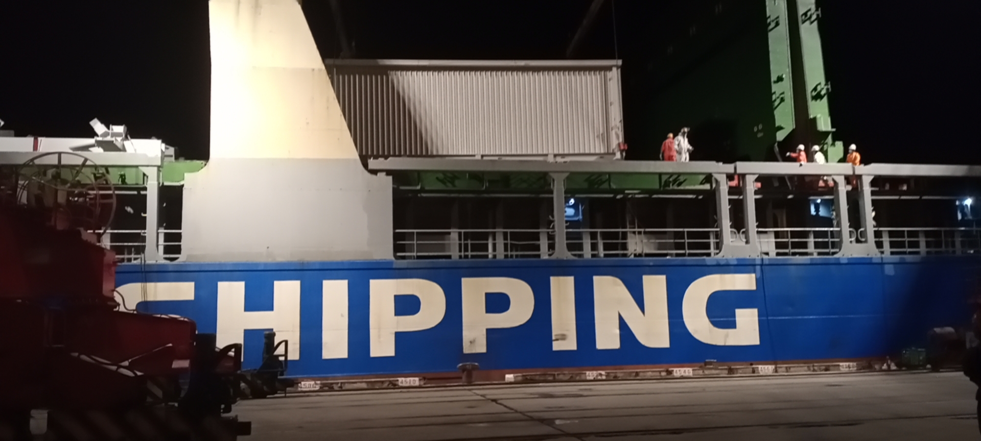 Extra breites Frachtschiff direkt beladbar