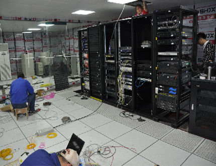 网络机房建设
某单位机房建设项目：网络设备、机房装修。