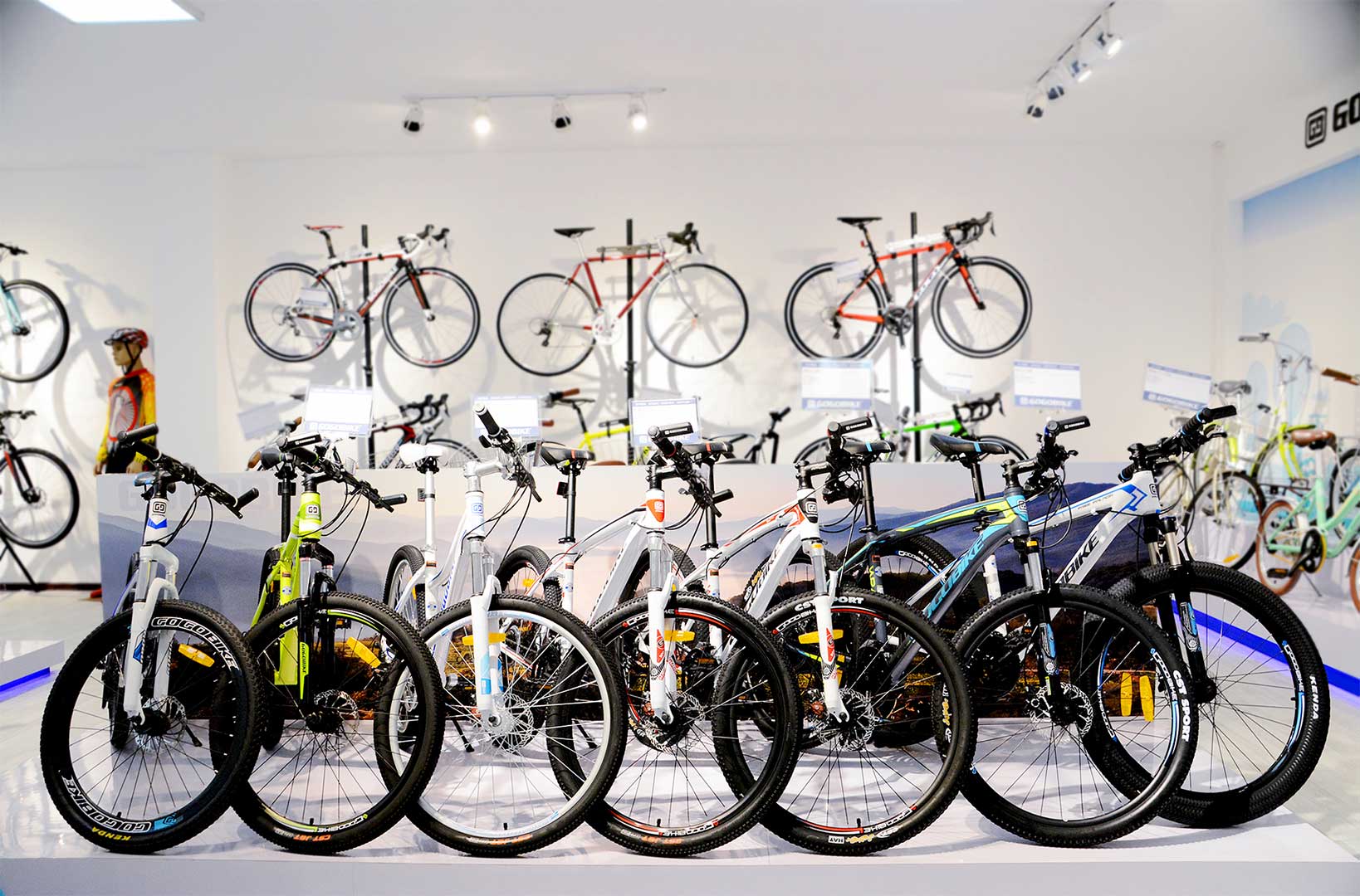 天津自行车产业
天津的自行车产业具有悠久的历史和雄厚的实力,是天津传统优势产业之一,也是全国乃至全球自行车产业的重要基地。
以其庞大的规模和深厚的底蕴著称,是全国乃至全球的自行车制造重镇。该产业链完整,涵盖设计、研发、生产、销售等多个环节,吸引了众多国内外知名品牌入驻。天津自行车企业注重技术创新与品牌建设,不断提升产品质量和附加值,产品远销国内外市场。同时,政府也给予了大力支持,通过政策扶持和优质营商环境,推动自行车产业持续健康发展。未来,随着高端化、智能化、绿色化趋势的加强,天津自行车产业将继续保持领先地位,为经济发展注入新的活力。