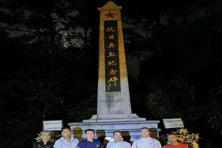 九一八”前夜，他们把被污损的香港抗日纪念碑清洗干净