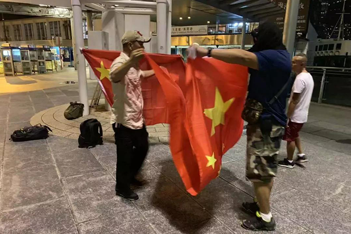 看哭！被香港暴徒丢海的国旗，被爱国者重新升起！