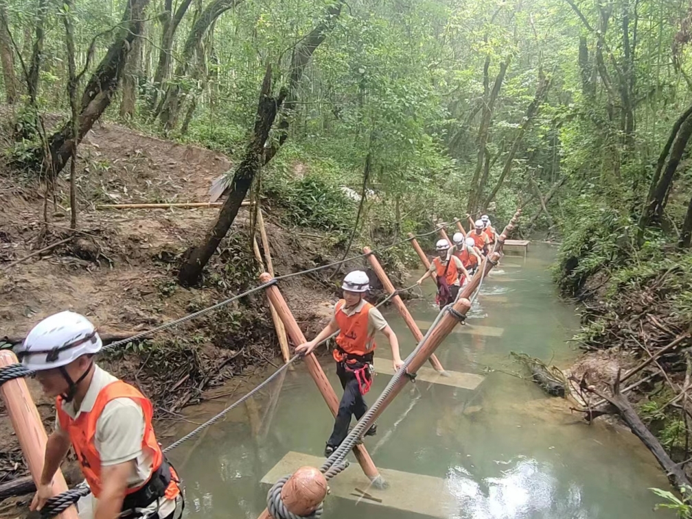 「踏瀑戲水」戶外拓展研學專案