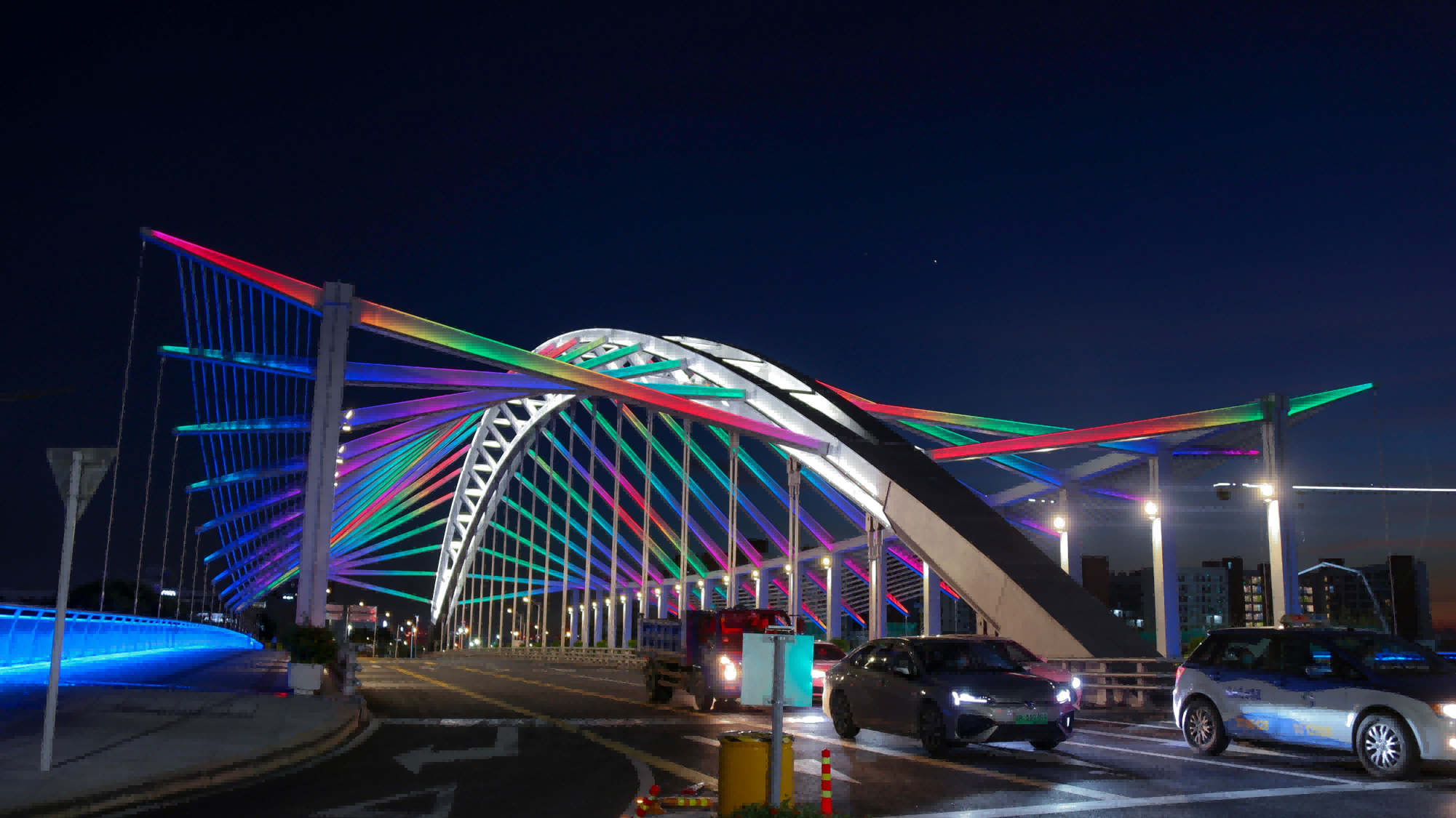 深圳前海3号桥户外亮化照明案例：幻彩灯具的璀璨演绎